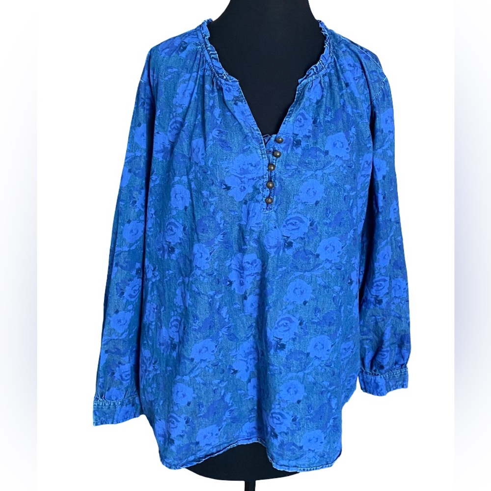 beachlunchlounge blue denim floral long sleeve v-neck henley blouse size large